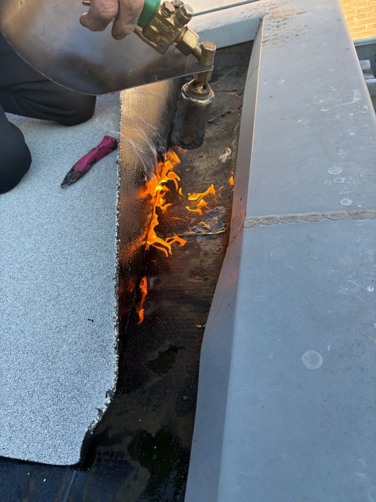 Bitumen dakbedekking professioneel hersteld met brander