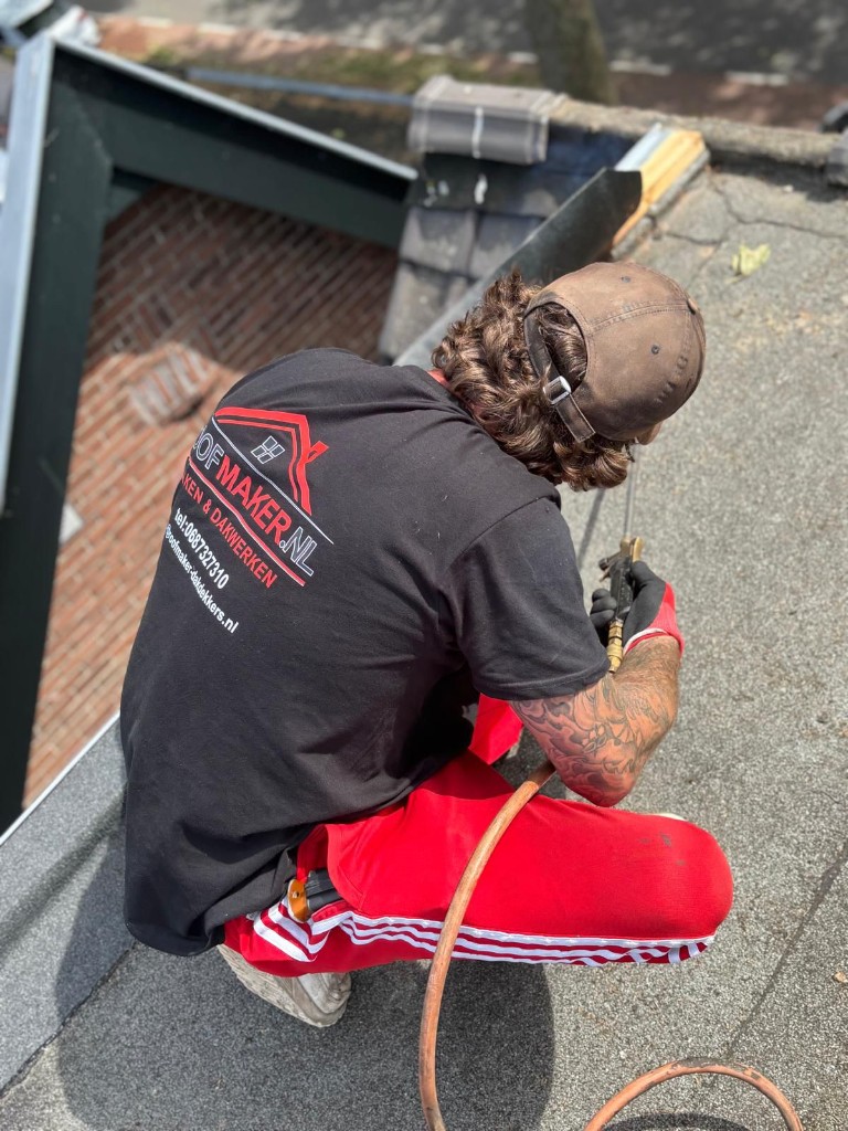 Bitumen plat dak reparatie door dakdekker in Utrecht