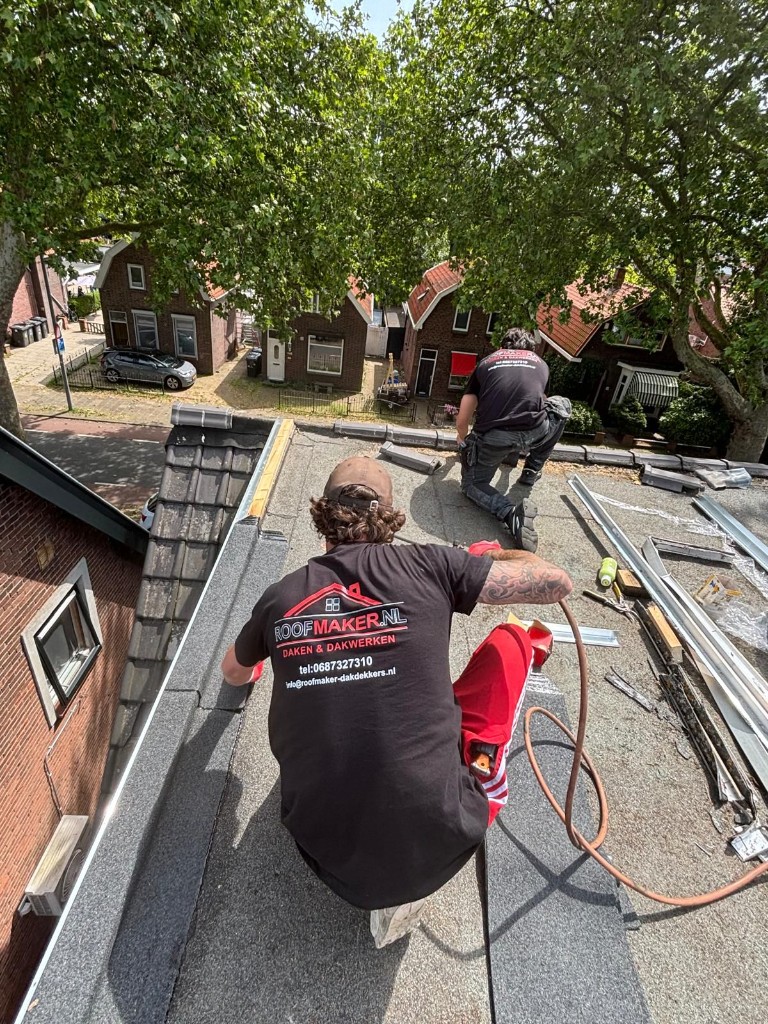 Dakdekkers van Roofmaker leggen bitumen plat dak aan