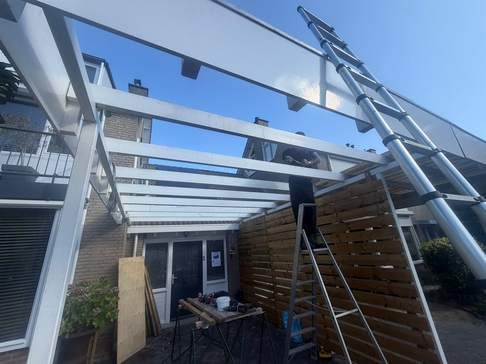 Houten terrasoverkapping tijdens de werkzaamheden aan de constructie