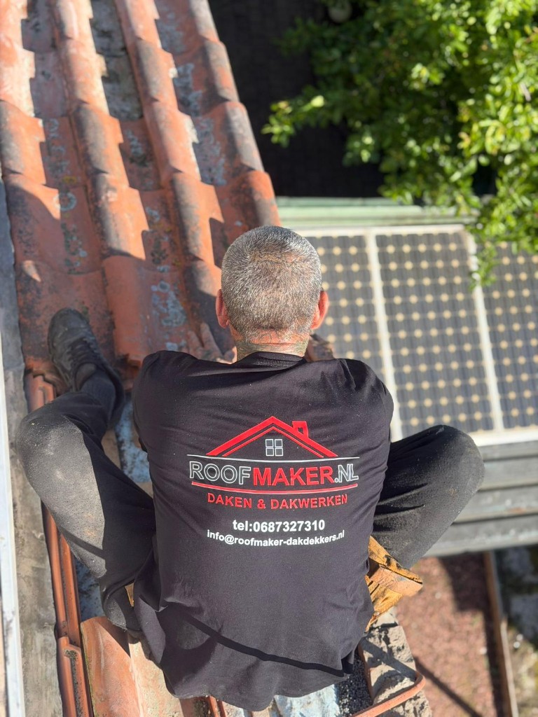 Dakdekker van Roofmaker inspecteert een pannendak