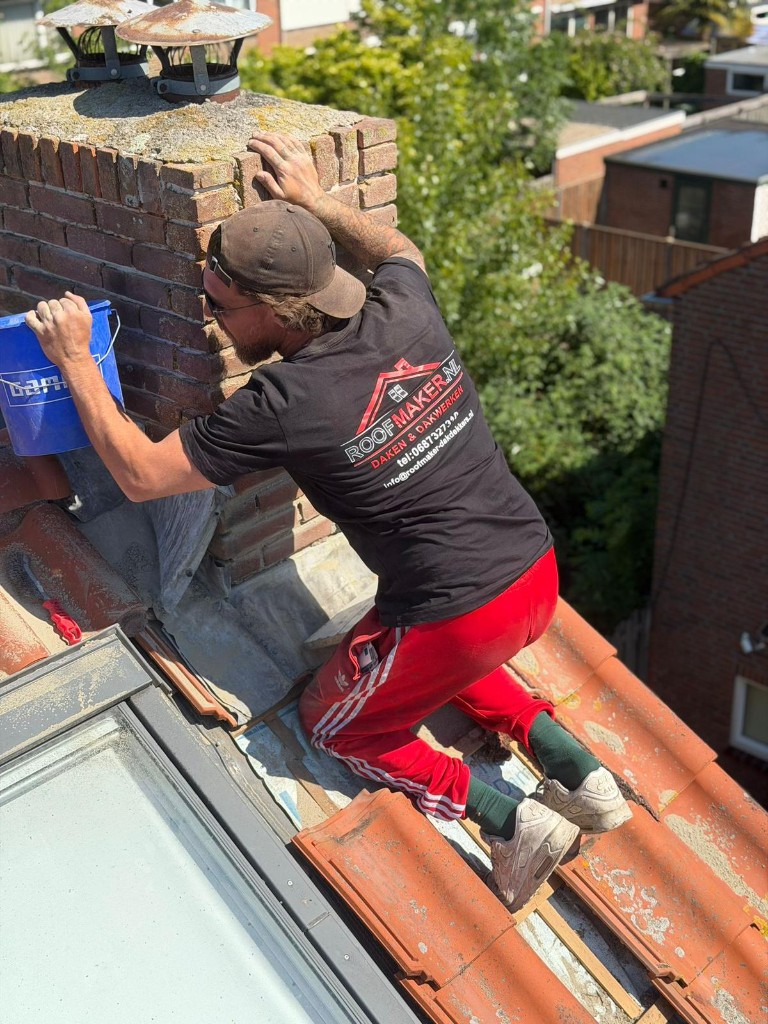 Dakspecialist voert schoorsteencontrole uit tijdens inspectie