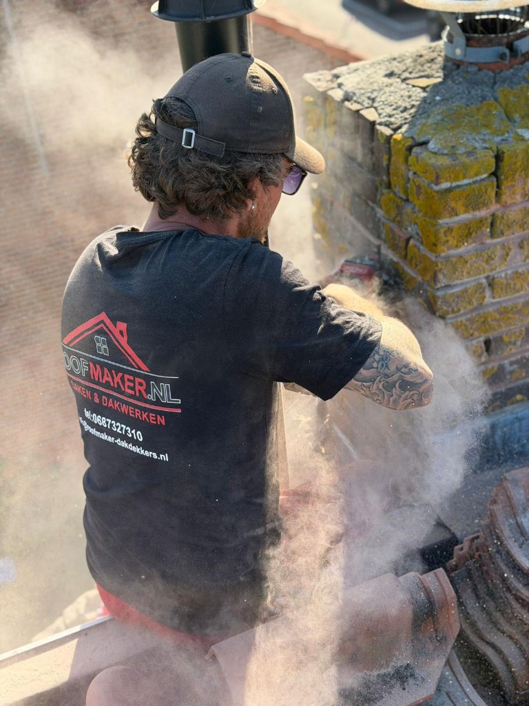 Dakdekker voert schoorsteen- en loodwerk uit op pannendak