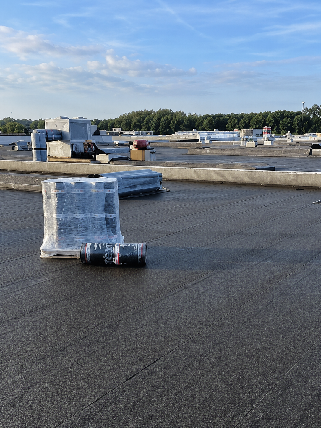 Aanleg plat dak met bitumen rollen door Roofmaker