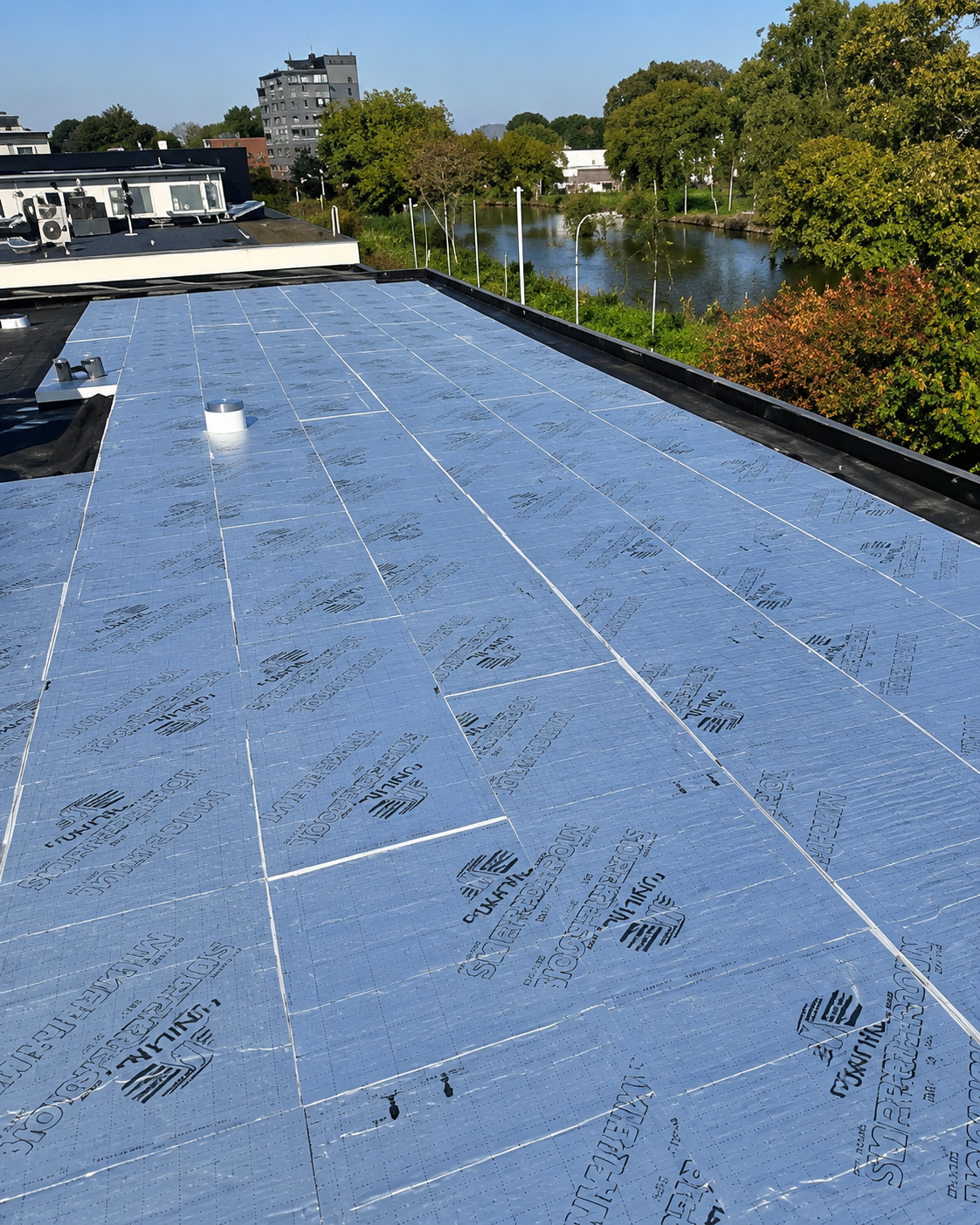 Plat dak onderhoud met isolatieplaten