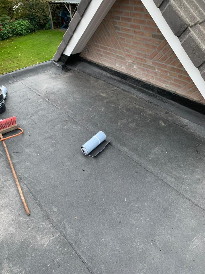 Plat dak met reparatie — daklekkage herstel door Roofmaker