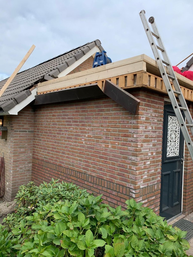 Dakaanleg aanbouw met plat dak en pannendak combinatie