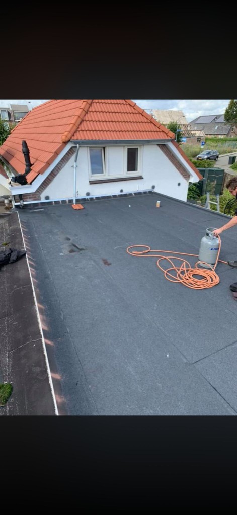 Bitumen plat dak aanleg in uitvoering