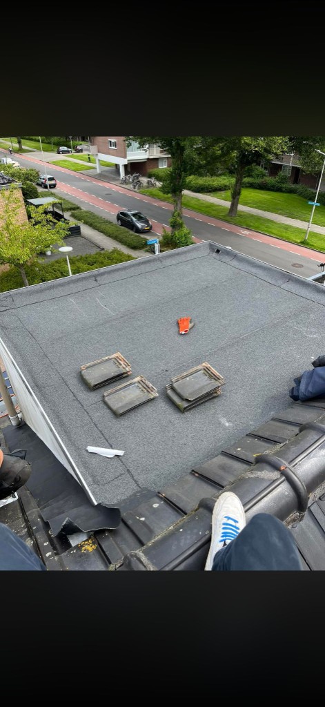 Overzicht van plat dak tijdens dakinspectie