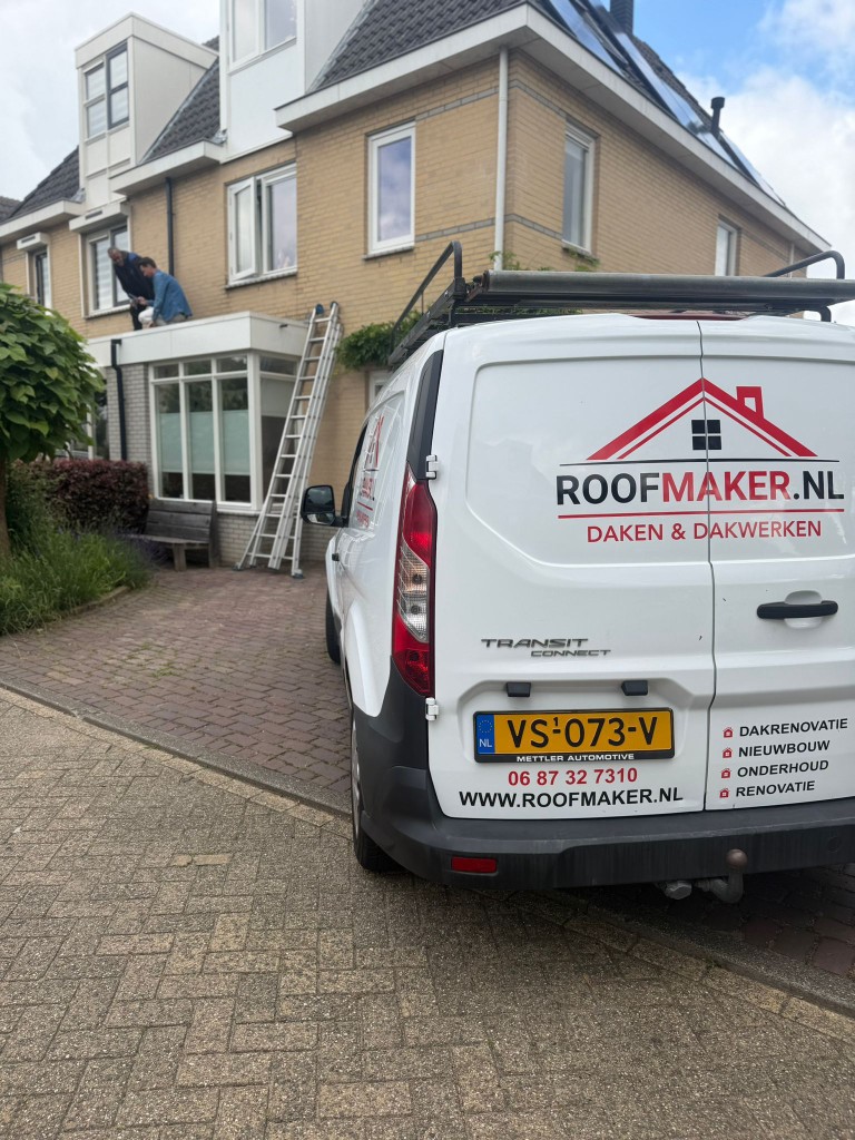 Roofmaker bedrijfsbus bij dakaanleg aan woning