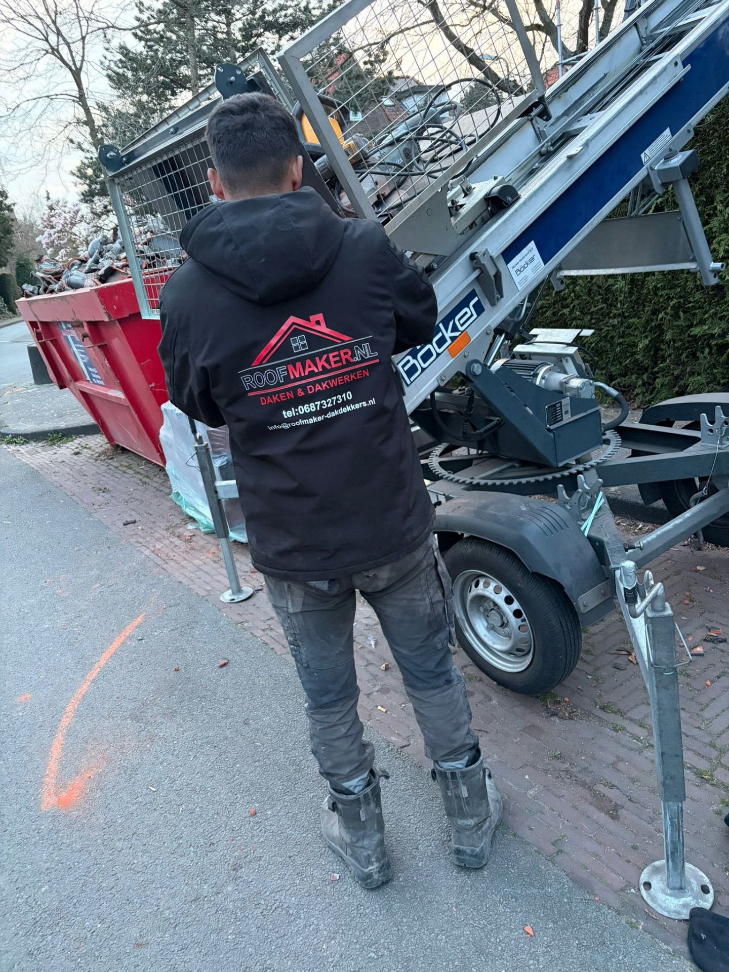 Dakdekker van Roofmaker aan het werk op een dak