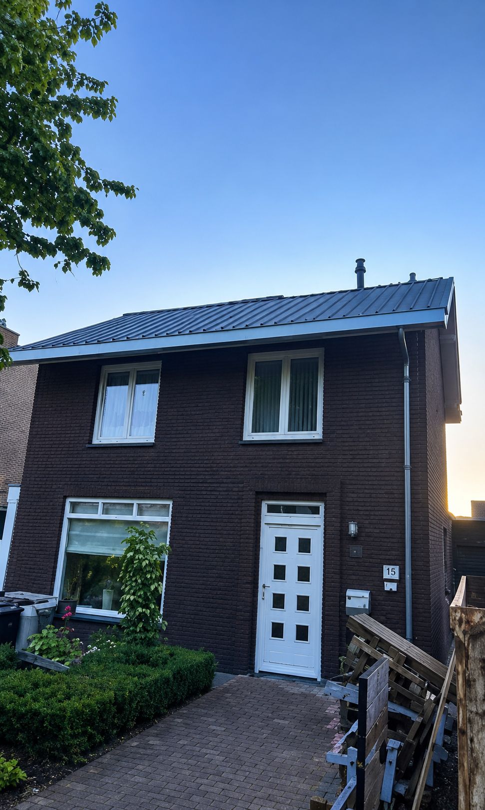 Gerenoveerd zinken dak op woning in Gelderland